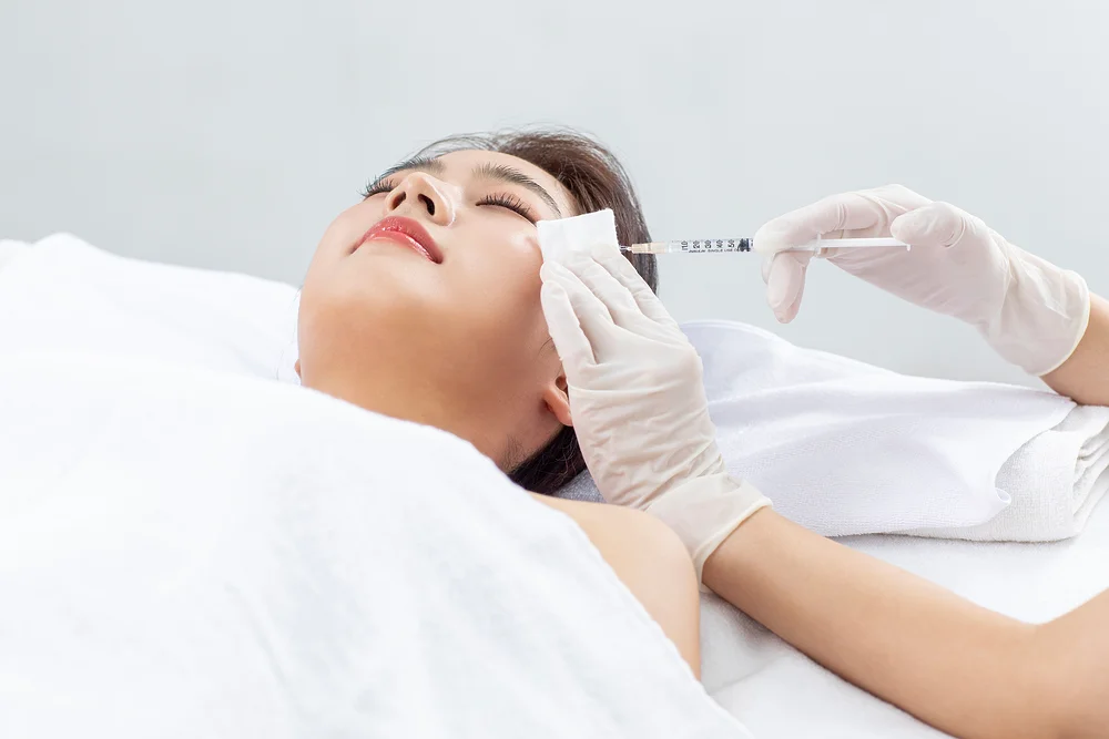 대전 수두 흉터 치료 후기|피부과 또는 성형외과에서 얼굴 주사 시술을 받는 장면