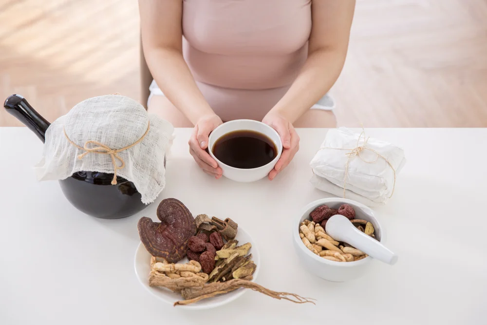 대전 다이어트 비대면 전화처방|한약과 다양한 약재가 놓인 전통 한의학 건강 관리